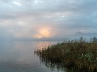 Sonnenaufgang am Chiemsee bei Nebelstimmung